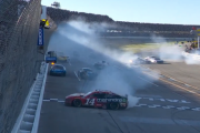 【大クラッシュ】NASCARで接触し横転した車がチェッカーフラッグを受ける！