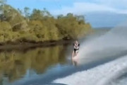 物凄い速さで水上スキー中に尻もちついた結果ｗｗｗ　海外の反応