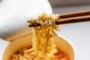 ハワイ旅行に来た日本人「助けて！円安でカップ麺1個600円もするの！高過ぎてどこにも行けないよー(泣)」