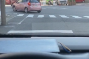 【画像】高齢者マークの車、赤信号を無視して平然と左折してしまう…