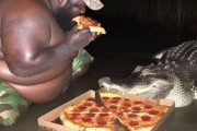 デブ、ワニにピザを取られて泣く