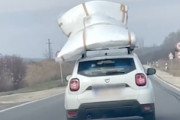 それは無理ｗｗｗ屋根にマットレスを載せて持ち帰ろうとしたドライバー。