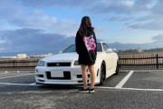 女さんがGT-Rを運転する姿をご覧ください