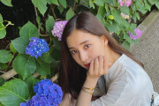 【芸能】新木優子、紫陽花とともに超ミニスカの美脚ショットを公開！「顔小さい」「脚めちゃ長っ」「スタイルレベチすぎます」とファン絶賛