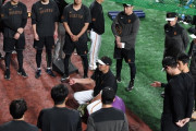 巨人、異例の新儀式　試合前のベンチ内でハイタッチ＆グータッチ