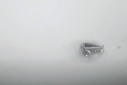 【北海道】これが本当のホワイトアウト。暴風雪の中を走る車載映像が白すぎｗｗｗ