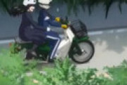 【画像】アニメ「スーパーカブ」の二人乗りシーンが道交法違反だと炎上 「自動二輪免許を取って一年未満は違反」