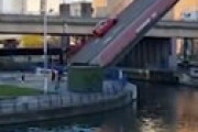 【動画】 青信号で跳ね橋を通過しようとした車 ⇒ なぜか突然橋が上昇しエグい展開に