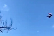 【動画】2名が亡くなったモーターハンググライダーの墜落事故。