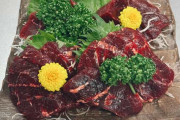 若者がドンキで「クジラの刺し身」を買う時代に･･･「鯨肉」が再び身近な食材になった背景とは