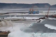 海外「日本の津波が怖すぎる！海岸に居たら一巻の終わりだよ！」日本の津波の映像を見ての海外の反応！