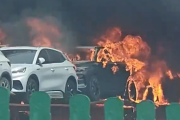 【動画】中国でトレーラーで運送中のEVカーから火災発生…周りの車も巻き込んで大炎上