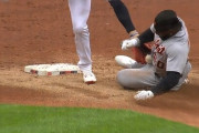 【悲報】二塁に盗塁した選手、ド派手に逝く・・・