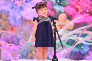 【朗報】“2歳11カ月”の幼女が歌手デビュー