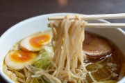 【画像】ラーメンの食べ方が個性的すぎる女性、見つかるｗｗｗｗｗｗｗｗｗｗｗｗｗｗｗｗｗｗｗｗｗｗｗｗｗｗｗｗ