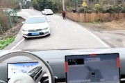 【動画】これが中華EV車の実力。自動運転が田舎の細い道を器用に走ってしまう。