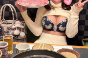【ガルch】《批判殺到でX投稿を削除》しゃぶしゃぶ店で丸出し女性が〈どっち食べる〜？？〉ニットたくし上げ胸露出　店舗側は「法的措置も含め厳正に対応する所存」