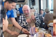 【動画】突然の誕生日ケーキに感激して泣いちゃう85歳のおじいちゃんが可愛い。