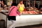 【動画】市場でババアがブチギレ、商品を床に叩きつけて逃走