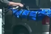 【動画】アメリカ人、もの凄い方法でガソリンを持ち帰る