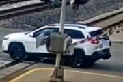 【動画】女さん、踏切に車を止めたまま逃亡してしまうｗｗｗ