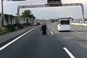 【動画】群馬の高速道路を走行中に女の人が飛び込んでくる恐怖のドラレコ。