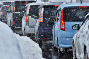 【悲報】夏タイヤで雪道走行して立往生するバカがまた出現→国道2号が約5kmに渡って渋滞