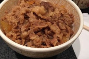 女さん「牛丼はうまく食べられないから嫌い」俺「えっ？どういうこと？」女さん「肉だけ先に無くなるから」俺「えっ？どういうこと」