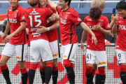 新助っ人FWユンカーが決めた!! 阿部が直接FK弾で加点の浦和が快勝、GK鈴木彩艶もJデビュー