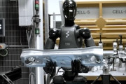 【動画】BMWのシャーシ組み立て工場で働くヒューマノイドロボット。