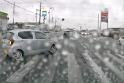 【動画】Uターンして突っ込んでくる軽自動車。このトラブルの原因は何だろ。