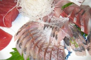 わお「生魚食べれないっす」 先輩「この店は新鮮だからさァ！！！」
