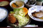ワイ23卒新入社員、早速1人で会社近くの安い定食屋で飯を食ってしまう