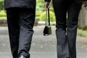 女性のパンツスーツは葬儀ではマナー違反なのか？　「大切なのは色」…葬儀社に聞いた