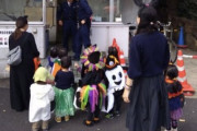 【画像】ハロウィン騒動で交番前が大変な事にwwwwwwwwwwwwwwwww