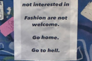原宿の『ファッションに興味ないなら〇ね』看板が強烈すぎると話題に