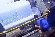 【動画】安全バーをくぐり抜けた作業員が回転機械に巻き込まれてしまう事故。