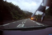 高速道路で対向車のトラックがパッシングしてくる→「なんだろう」と思った矢先・・・うわあああああああああ