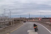 【動画】高速の分岐カーブからバイクの人が落下してしまう事故。