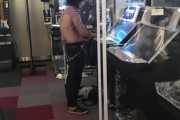 【画像】ゲーセンに超ヤベえ奴いたw w w w w w w w w w w w w w w w w w w w w w w w