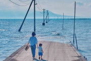「日本には千と千尋の神隠しみたいな海の道がある」海外で話題になったシュールレアリズム画像集