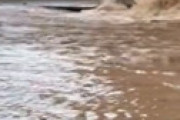 【動画】 大阪市淀川区東三国5丁目で大量の水が噴き出し、一帯水びたしの異常事態　道路が20メートルにわたり陥没