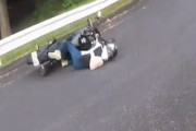 【動画】ちょっとワロタ。家族ツーリングで立ちごけが連鎖してしまう。