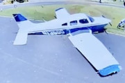 【動画】ゴルファー危機一髪。グリーンにいた男性の直ぐ側に小型機が墜落。