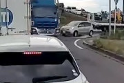【動画】仙台でなんだその事故。トラックの側面に突っ込んでバンパーがもげているのに気づかない車。