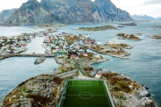 【画像】ノルウェーに実在するゲームみたいなサッカー場が凄い