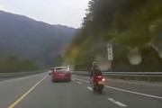 【動画】車は被害者。お馬鹿な運転をしていたバイクがひどい事故を起こす。