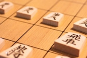 将棋の勝敗をめぐって殴り合いが始まり将棋盤で頭や顔を殴るなどした70代の男と60代の男を逮捕