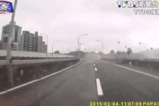 パイロット「お、何故か予定より早いけど空港あるやん！着陸しよ！」→高速道路に着陸した結果・・・