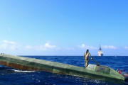 東太平洋で米国沿岸警備隊が半潜水艇を発見、船内から大量の密輸麻薬を発見！